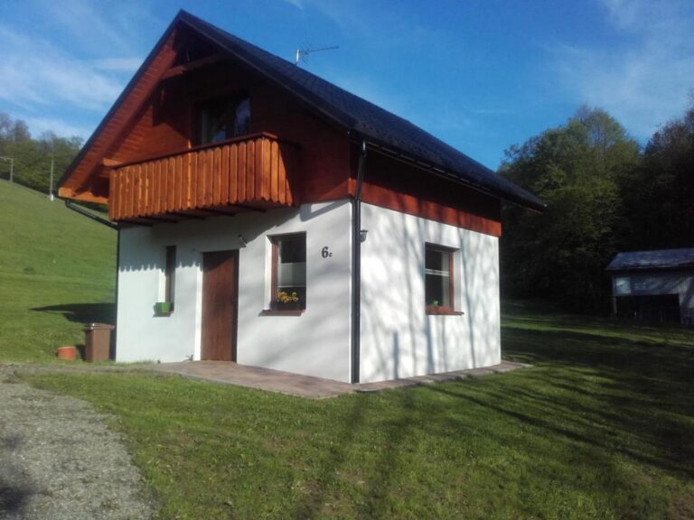 Zielony teren przy domkach w Wiśle