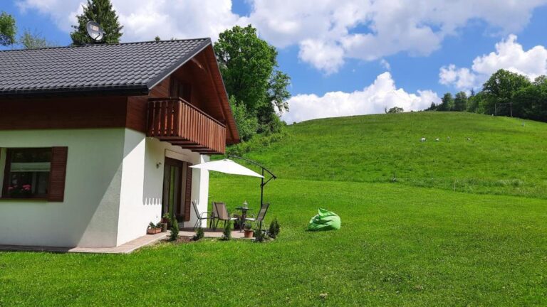 Górski krajobraz wokół domków w Wiśle