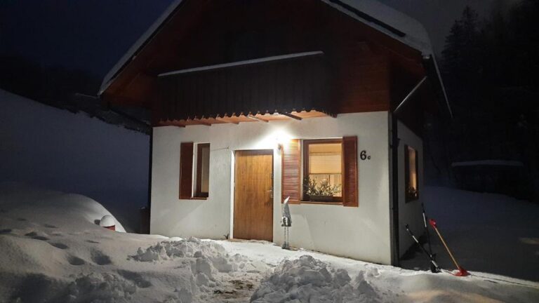 Drewniany domek wypoczynkowy w Wiśle z widokiem na okoliczne wzgórza